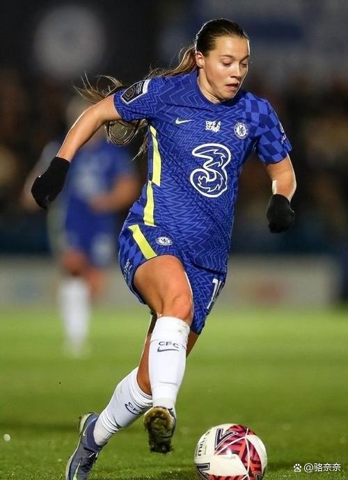 中东女足比赛燃情开战，球员斗志昂扬的简单介绍