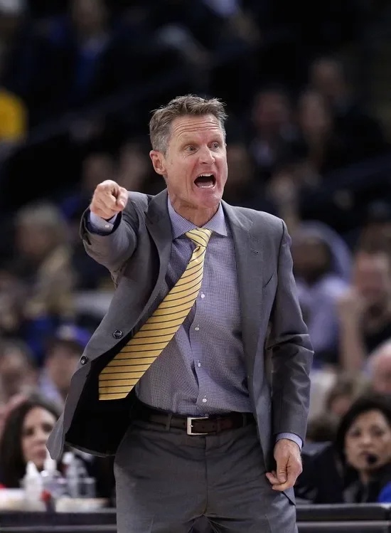 包含格罗纳主帅再次遭遇球队内部矛盾，考虑引进外援的词条