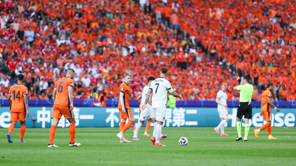 包含欧洲杯预选赛继续厮杀,球员拼尽全力的词条 包含欧洲杯预选赛继续厮杀,球员拼尽全力的词条