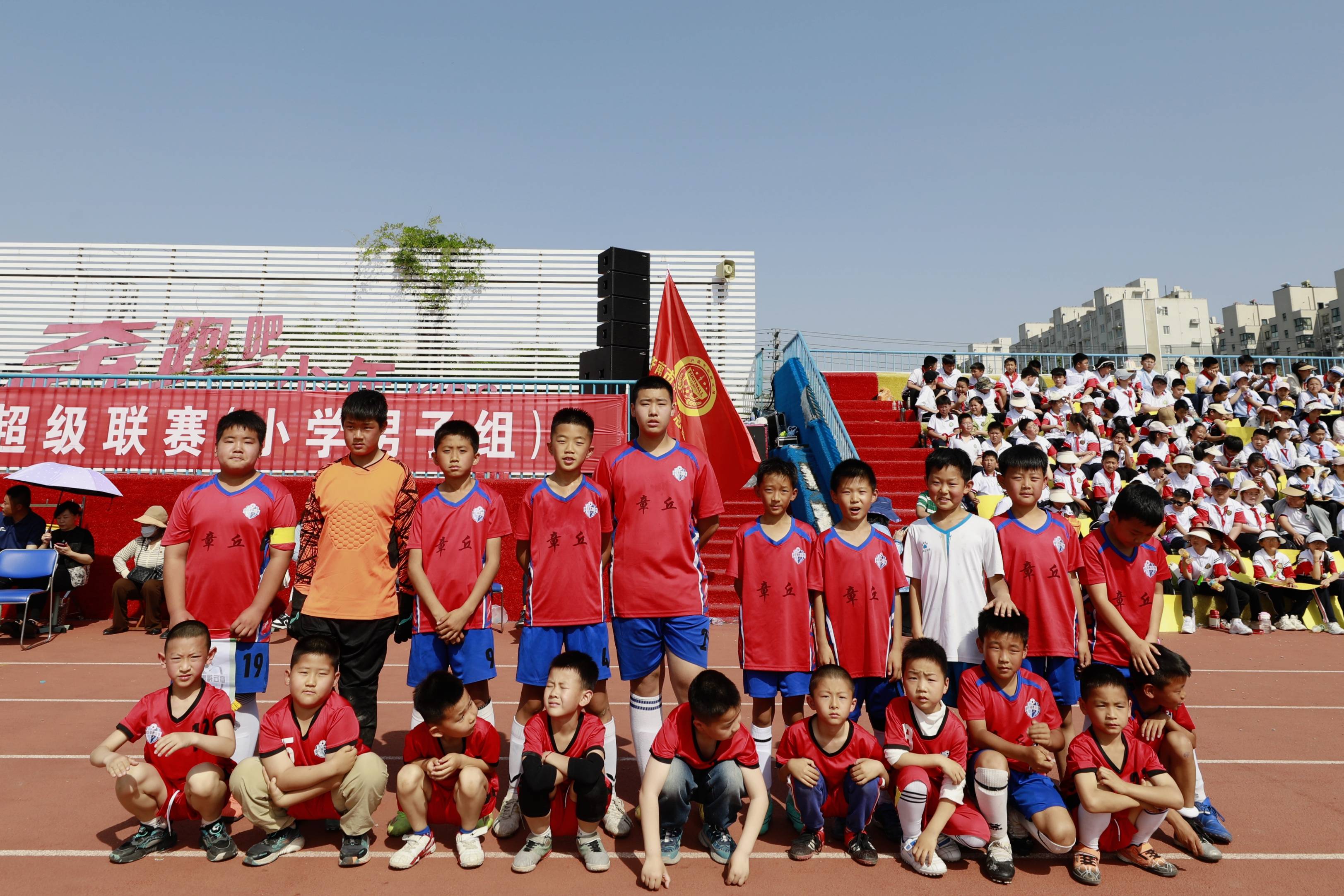 一场精彩的足球比赛掀起观众热情