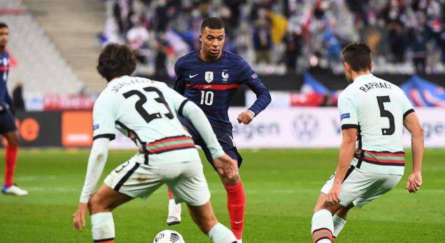 包含隐忧现现：欧洲杯上球队内部问题浮出水面的词条