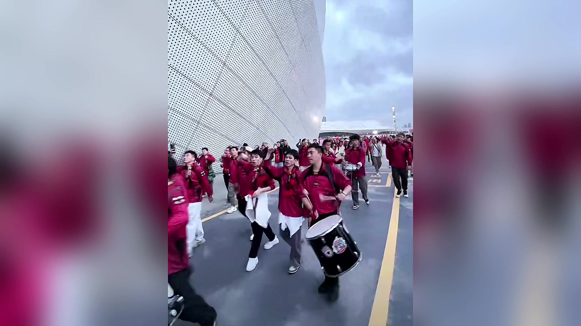 开云平台-比赛现场一片火爆，观众们为球队呐喊助威