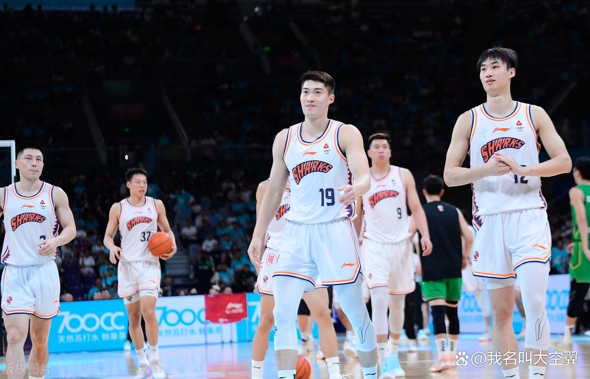 上海男篮攻守俱佳，轻取客场胜利