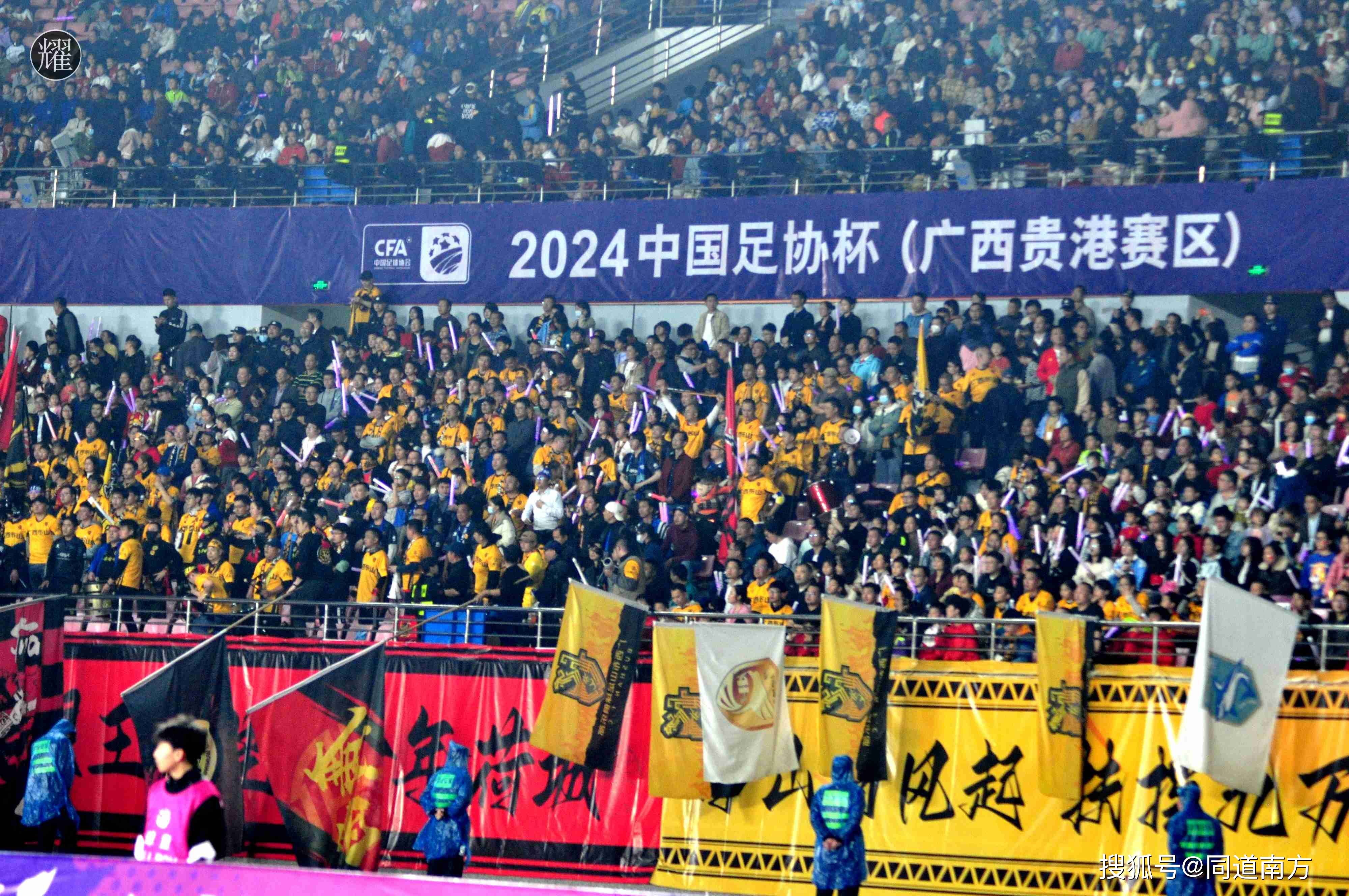 足球赛事精彩纷呈,球迷狂热支持的简单介绍 足球赛事精彩纷呈,球迷狂热支持的简单介绍