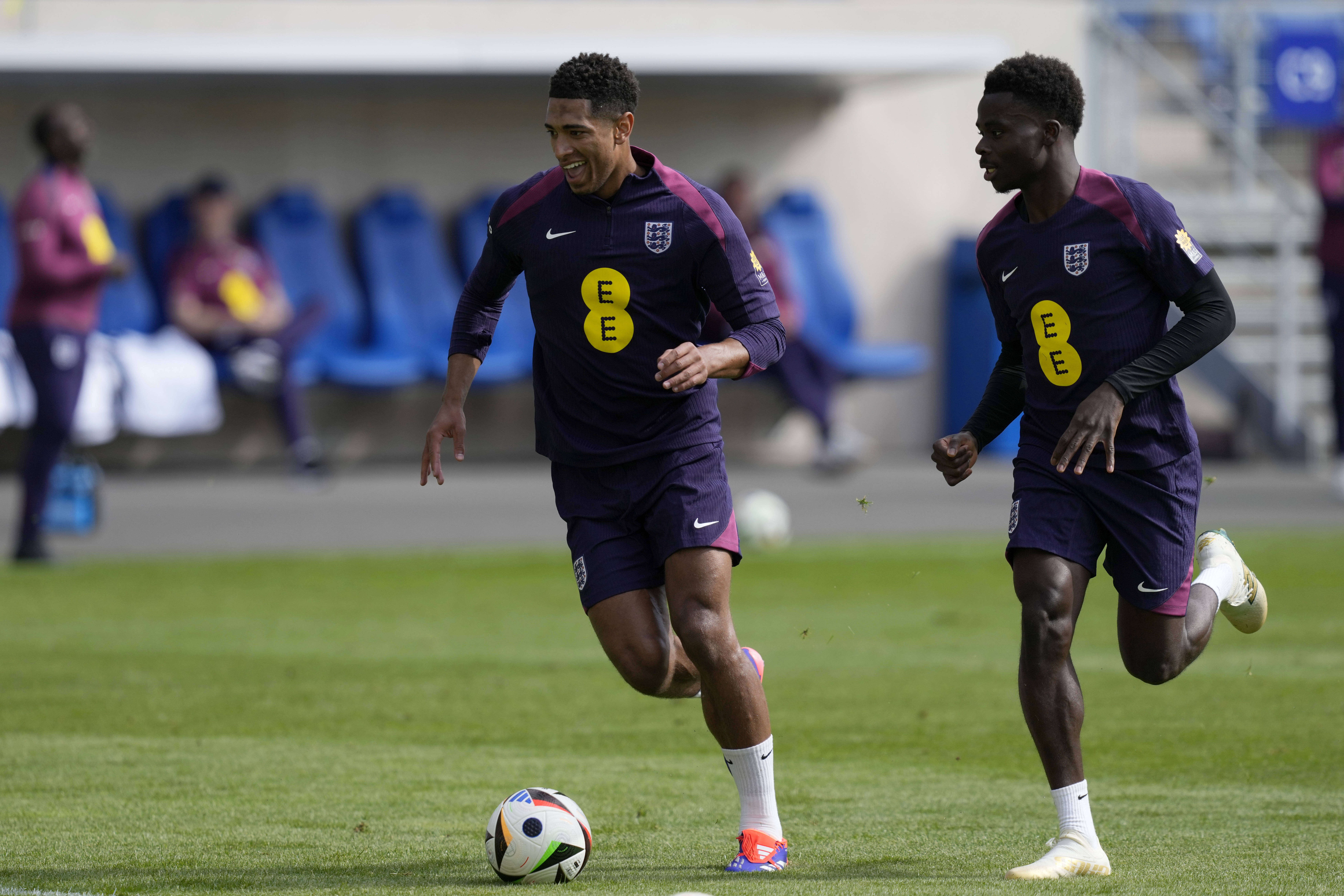 开云APP-英格兰队在足球比赛中掀起热潮