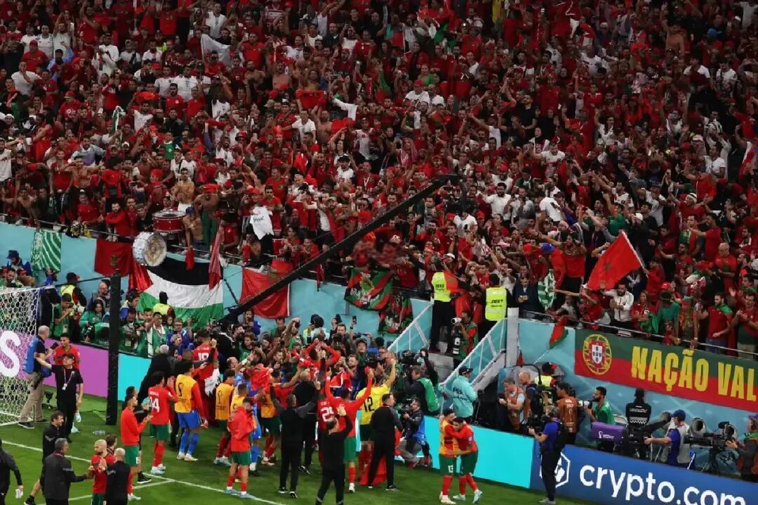 开云体育入口-激烈的比拼引发球迷们的狂热