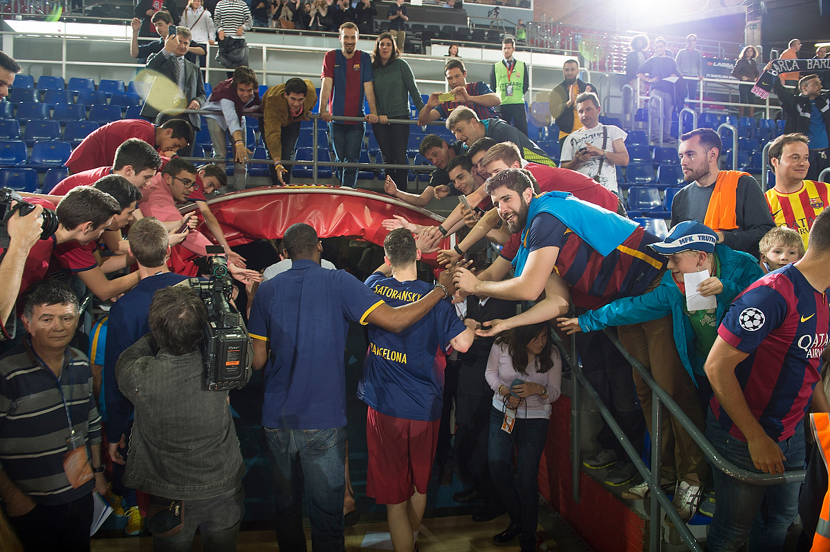 激烈的比拼引发球迷们的狂热 激烈的比拼引发球迷们的狂热