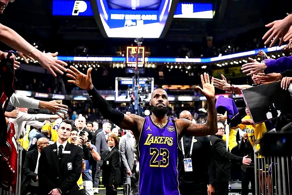 詹姆斯再次完成绝杀，带领球队逆转胜利的简单介绍