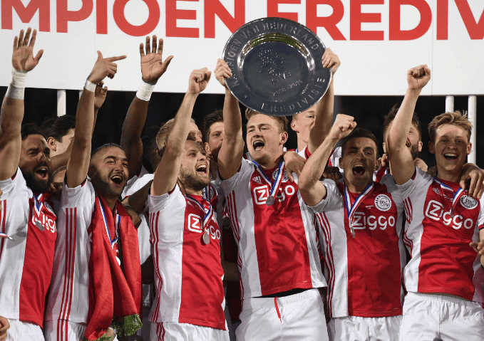 阿贾克斯主场取胜,晋级显然 阿贾克斯主场取胜,晋级显然