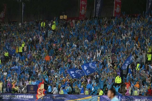 比赛现场火爆热情高涨,球迷热情不减! 比赛现场火爆热情高涨,球迷热情不减!