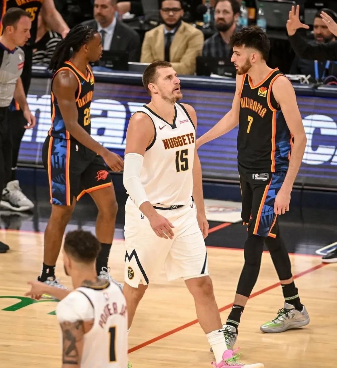 开云平台-关于爵士主场告捷，戈贝尔内线防守稳健的信息