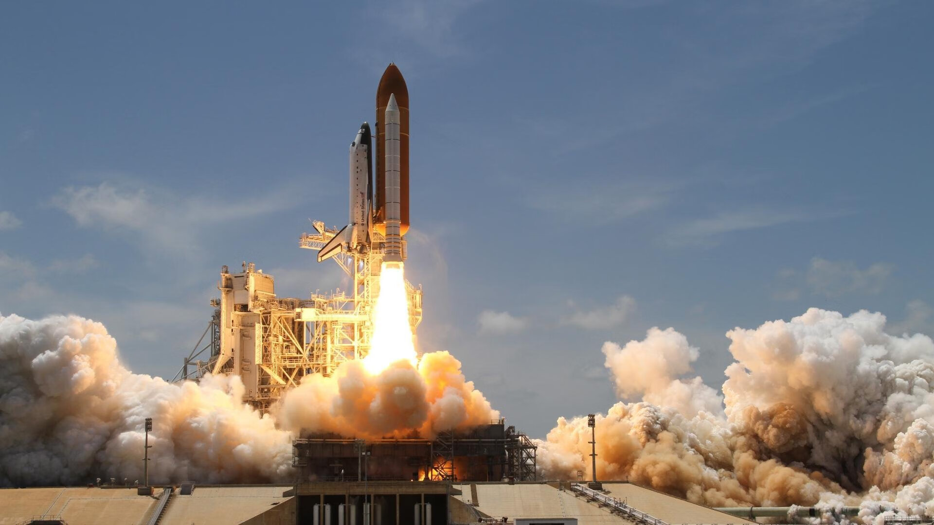 赛道与球场的双重奏，当维斯塔潘统治巴林，国王在洛杉矶加冕