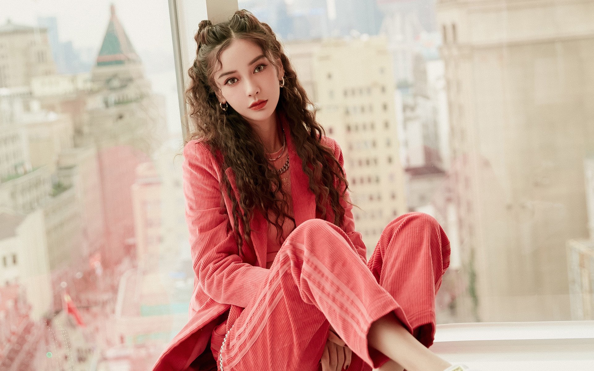 赛道绿茵场交相映照,阿圭罗关键夜与F1街道赛的王者共振